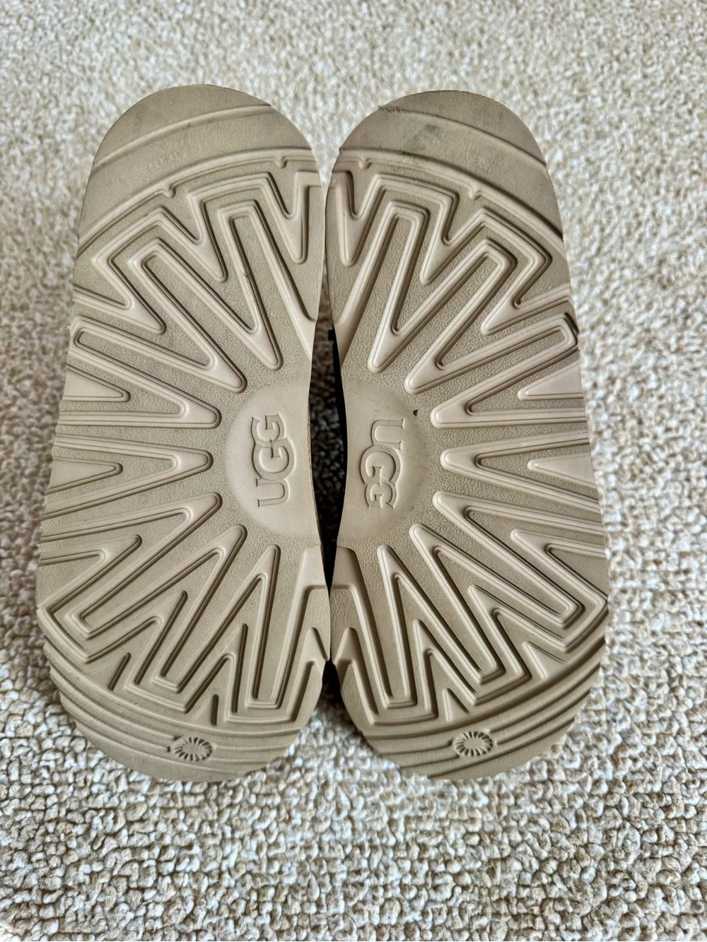 UGG Classic II Mini Metallic Star Print Boots Big Kids Girls Size 6